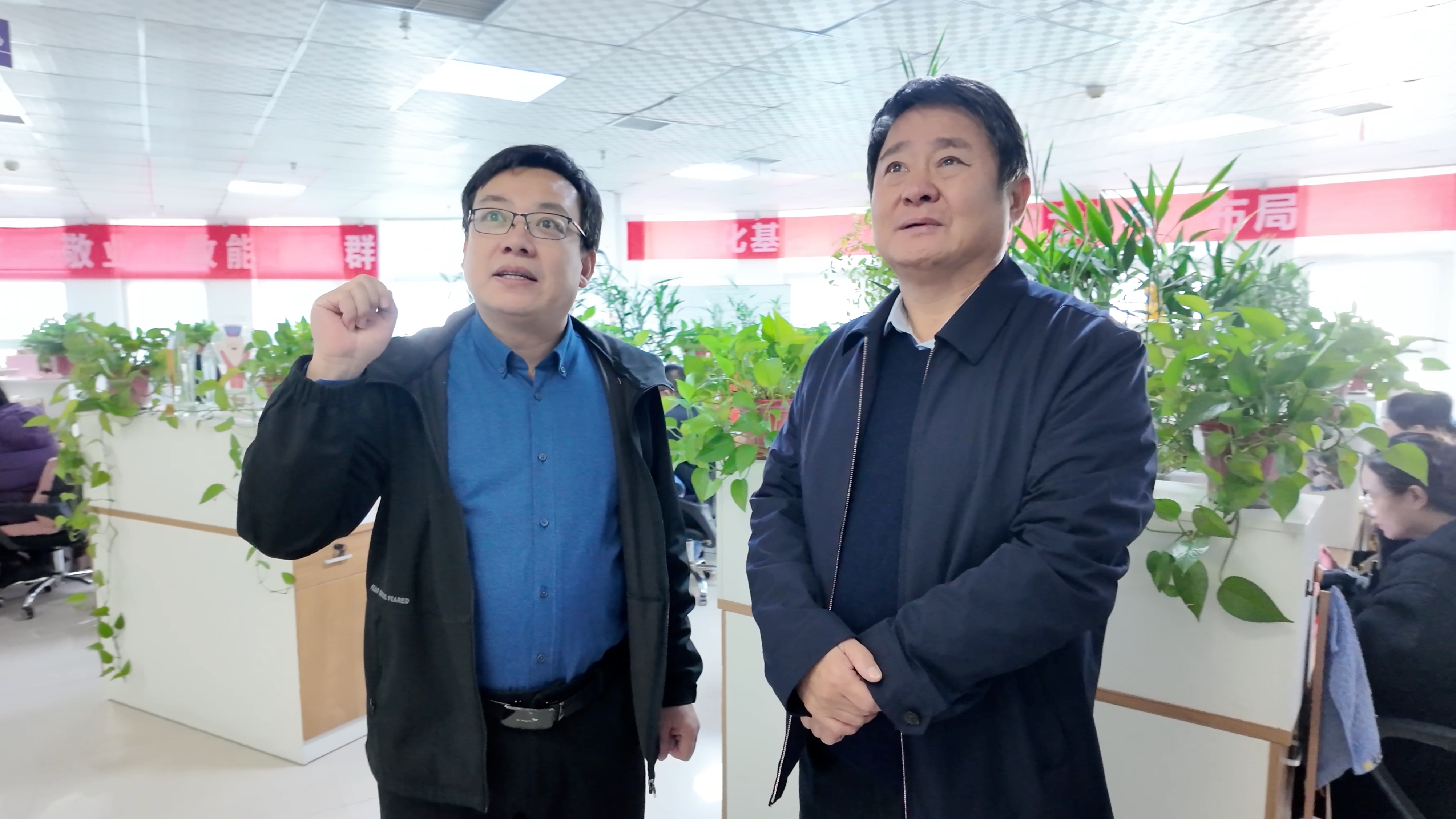 安陽(yáng)市人大常委會(huì)副主任桑建業(yè)一行蒞臨安陽(yáng)青峰參觀(guān)指導(dǎo)